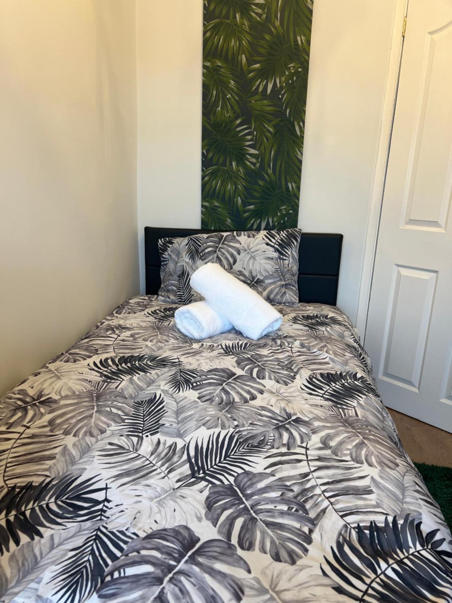 Double Room In Great Barr Near M5 - M6 - Parking - Tv Bed-Garden 伯明翰 外观 照片